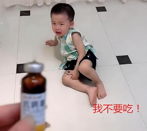 父母|弟弟生病耍赖不想吃药，看到姐姐后秒怂，父母关键时刻还得靠女儿