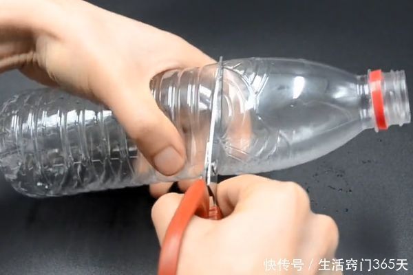 把塑料瓶粘在玻璃瓶上,解决了困扰大家的一个大难题,实用又省钱