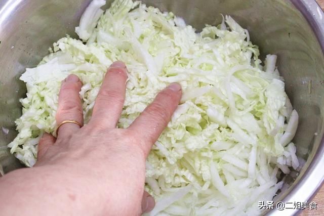原来矿泉水瓶也能腌酸菜，做法太简单了，酸菜又酸又脆，放久不烂