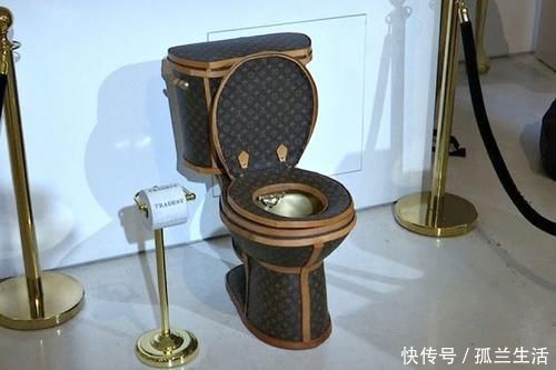 包包|竟然用24个LV包包打造马桶?不得不说这个艺术家是真的有钱!