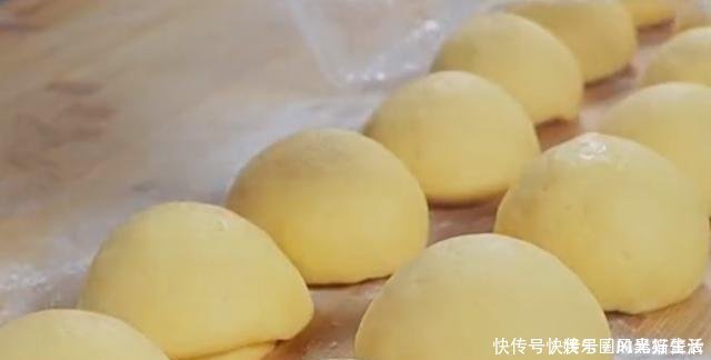 玉米面倒开水锅里,瞬间变成美味,一次就成功,老人孩子都爱吃