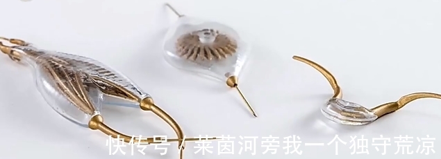 吸血鬼#吸血鬼的珠宝!首饰两端存在尖锐物,插入人体血管后能发光