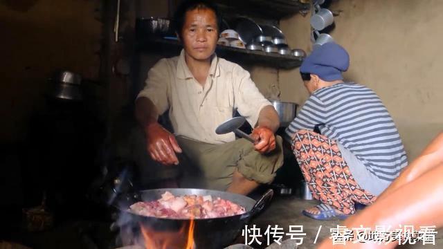 尼泊尔|尼泊尔山区村民杀猪，请全村人过来吃杀猪菜，贫困母亲也过来买肉