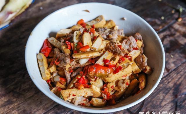 舅舅一家来做客，妈妈做了8个农家菜招待，网友真富有