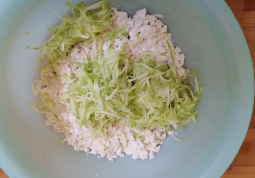 西葫芦不要炒着吃了,教你新做法,鲜嫩爽滑,一口一个太香了