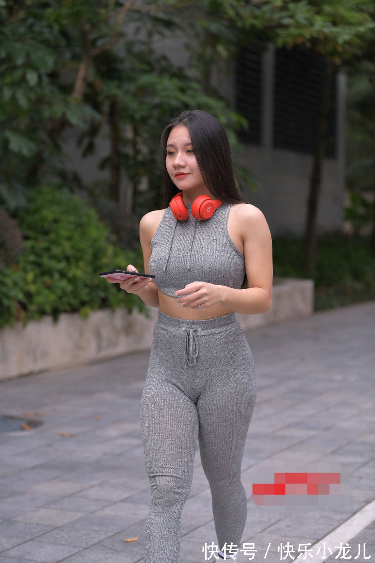 搭配 打底裤搭配很简单,可以遮挡住大腿的赘肉,又可以裸露出双腿曲线