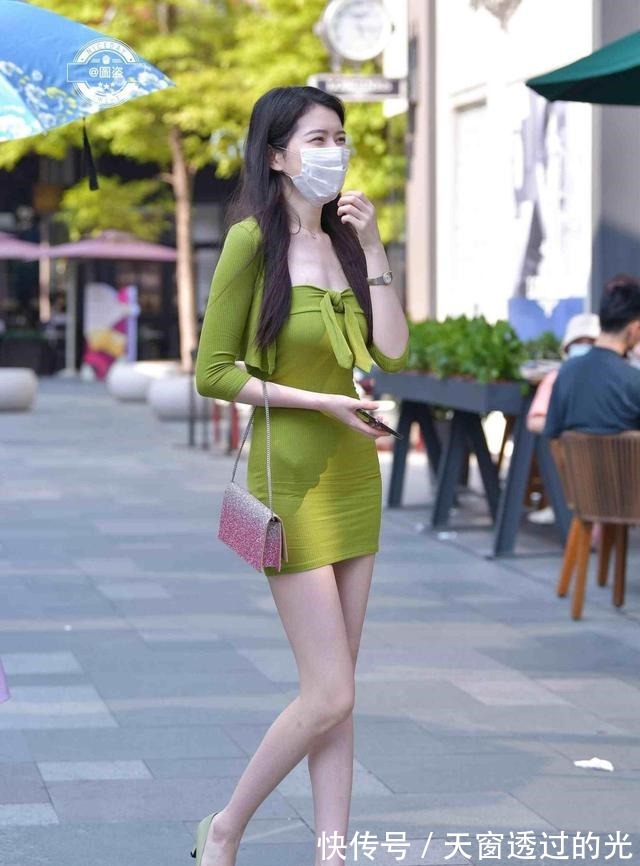 连衣裙 美女一袭简约的连衣裙,搭配风格要追求别具一格,走在街头