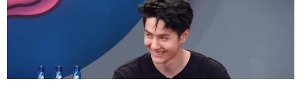 火鍋|王一博笑到不能停，喜獲一波王炸新杯子，香菜依舊是最愛