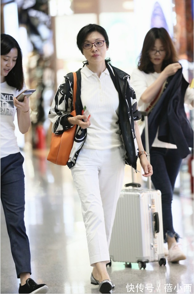 半身裙|周涛的私服穿搭才叫高级,印花外套配小白裤好美,60后女性可照穿