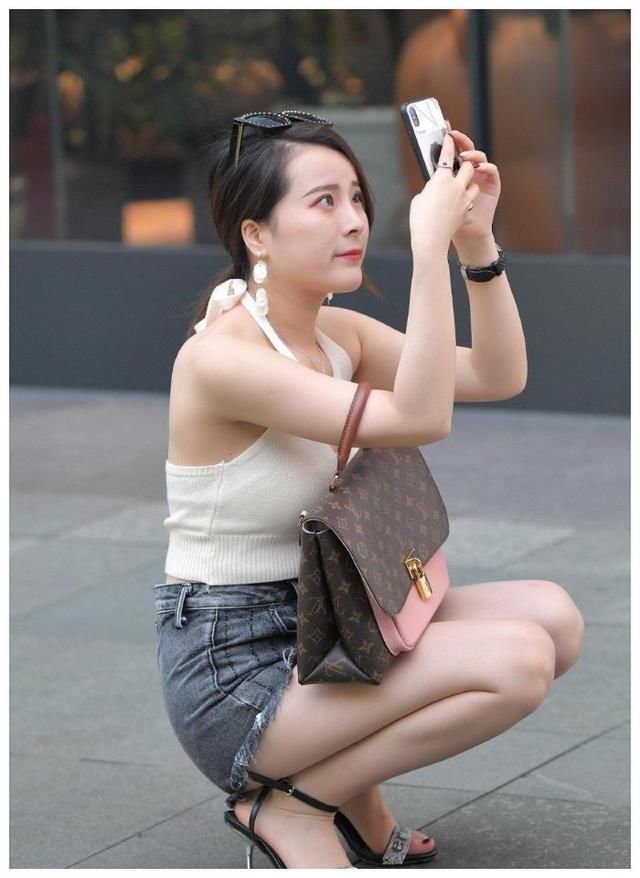 时尚|街拍“矮个”女人，短款背心加高腰牛仔裤，精致又时尚