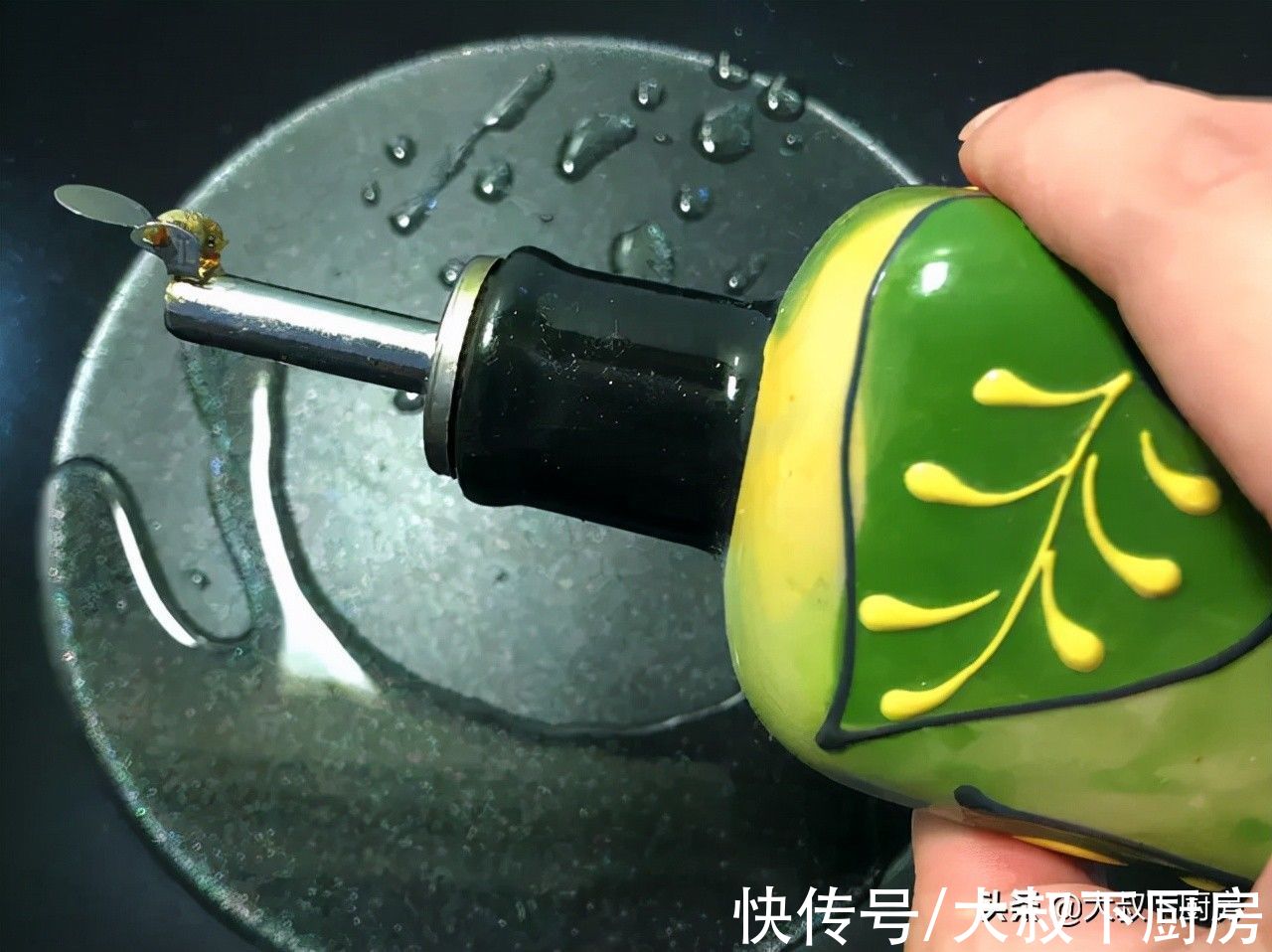 不油炸却超好吃！大叔教你椒盐鸡翅，咸香酥脆，做法也非常简单