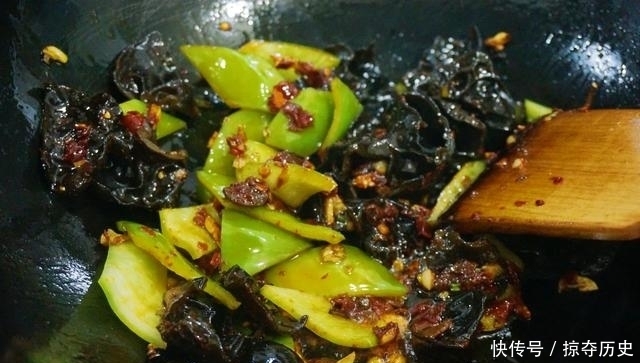 十足|豆腐这样做比肉还好吃,鲜辣十足,最适合在夏天当下饭菜