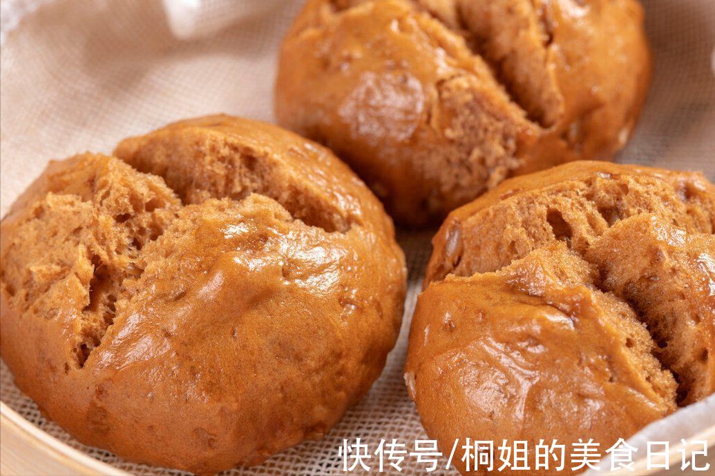 做红糖开花馒头,记住2个要点,保证个个开花,暄软蓬松又香甜