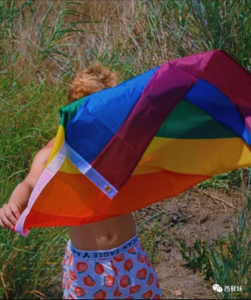 同性恋男生因涂指甲油被休学 引网友不满!25万在线请愿!