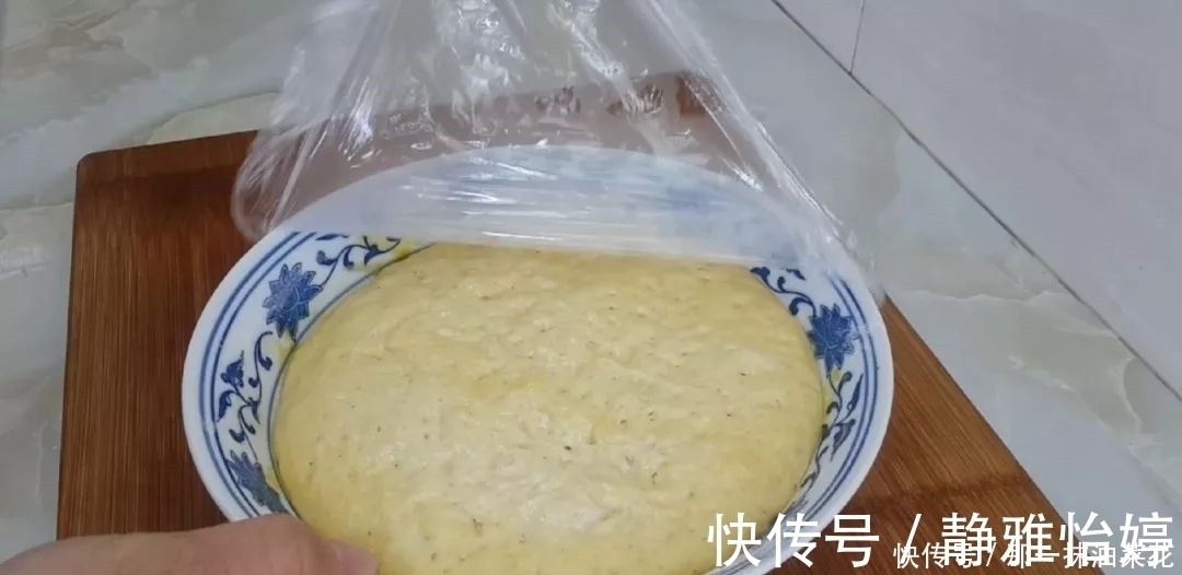 早餐新吃法,面粉里加1个鸡蛋,放入冰箱冷藏,比油条麻花都好吃