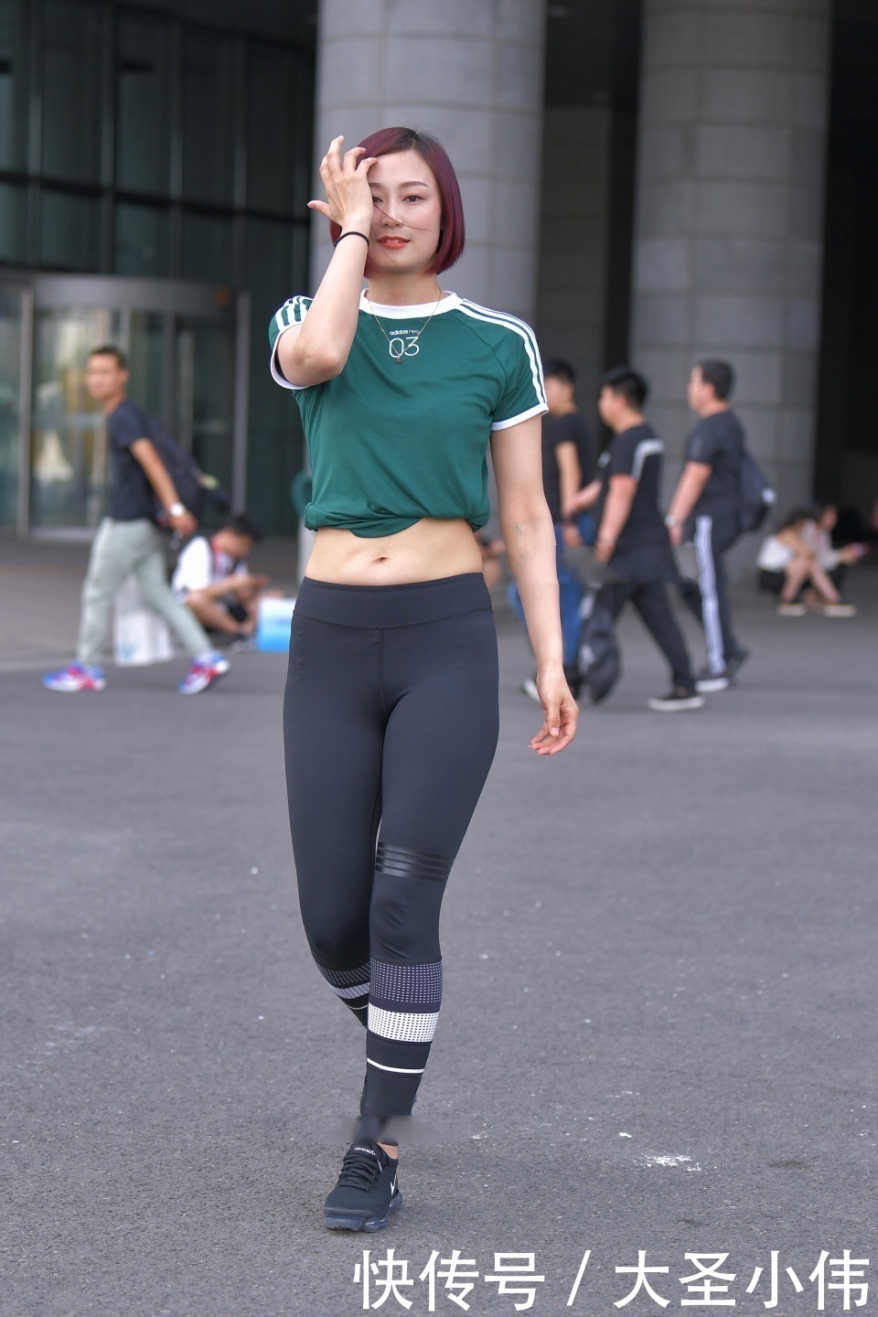 美女街拍绿色条纹短袖搭瑜伽裤,简单大方,时尚精致