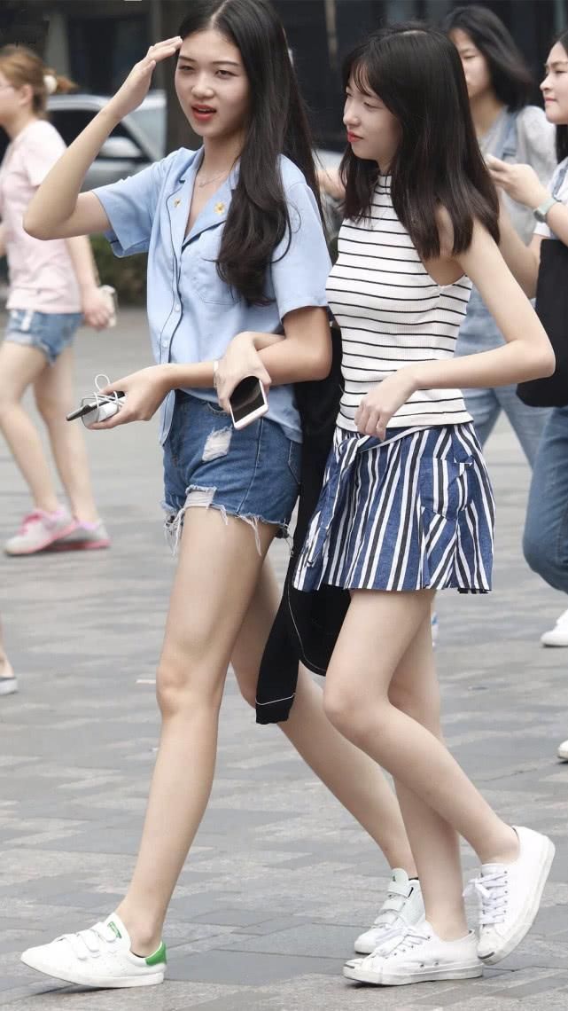 街拍美女：身穿衬衫的姐姐出街，热裤展现青春活力，像谁的初恋吗
