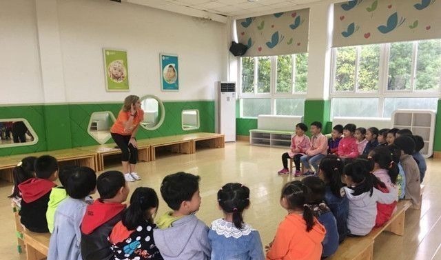 孩子|老师将孩子睡觉照片发到群里,家长看到后大闹幼儿园,园长道歉