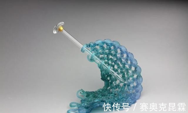 色彩#她是用玻璃雕塑“织毛衣”的第一人,这质感极其逼真!手太牛逼了