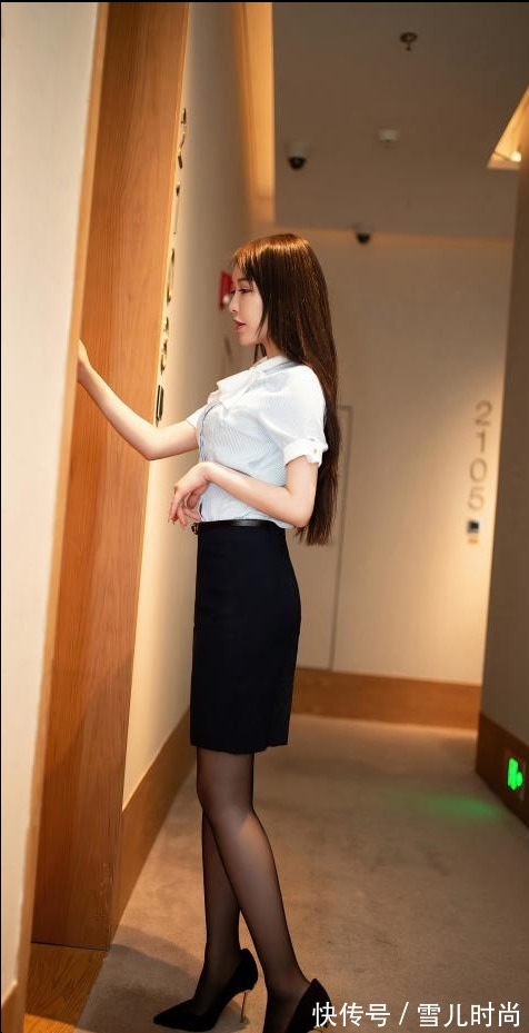 衬衫搭配|条纹衬衫搭配黑色高跟鞋,干练不失女性的优雅