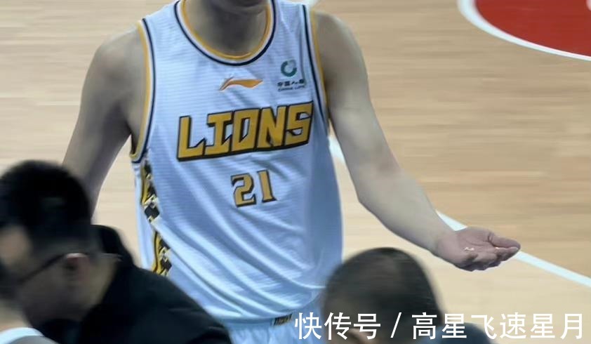 易建联|易建联踢裆胡金秋触发曾繁日条款,裁判为何没有判罚闫军干嘛呢