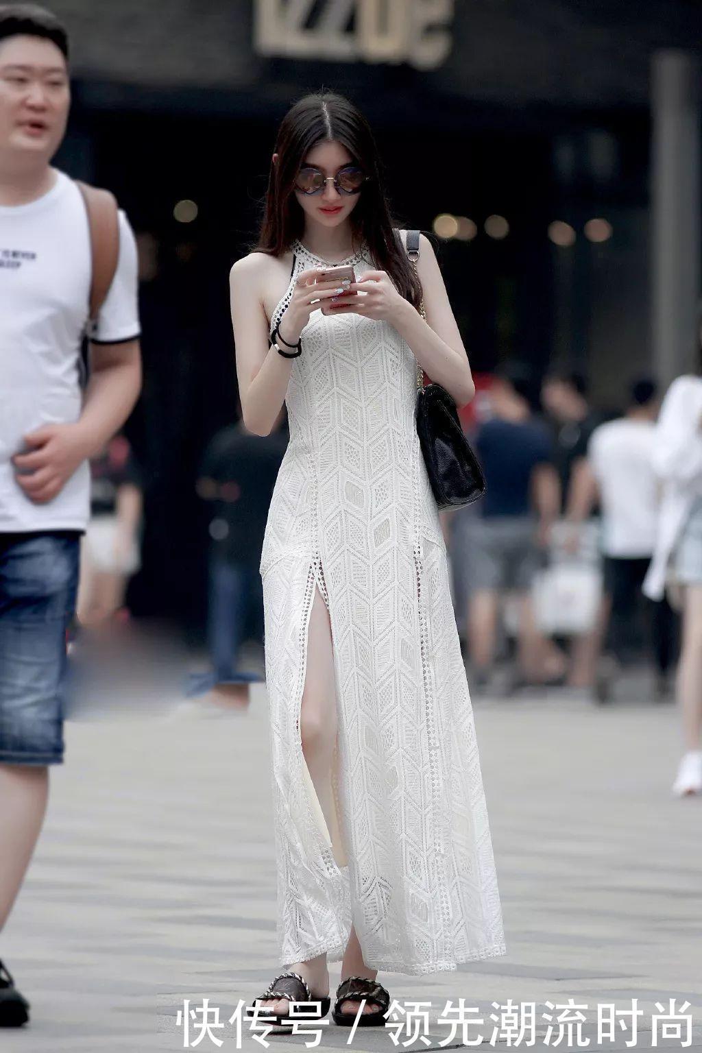 街拍：身材纤细的小姐姐，身穿白色连衣开叉裙好美，仙女气十足！