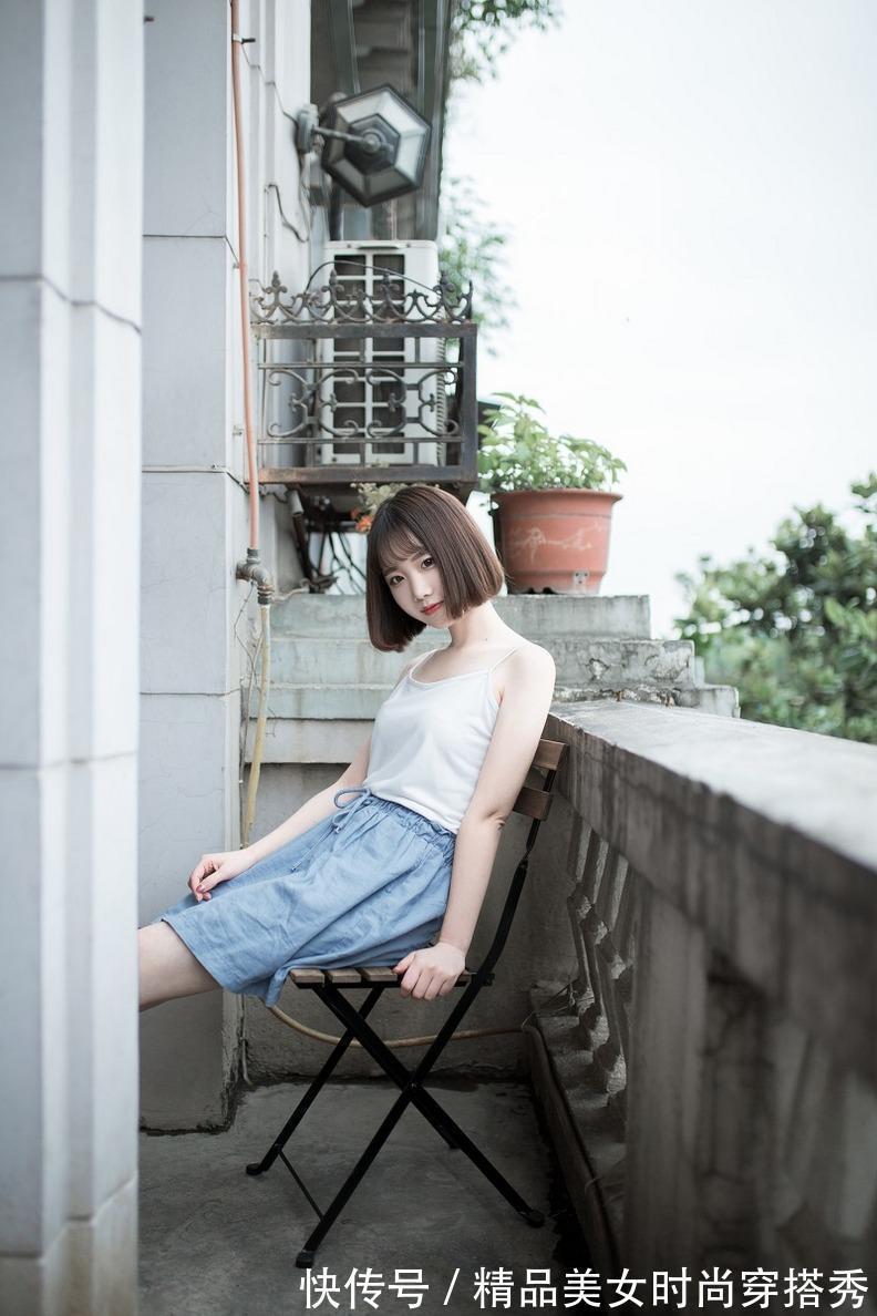 好搭 白色的吊带背心减龄又好搭,下搭简约的牛仔裙,给人简约的时尚感