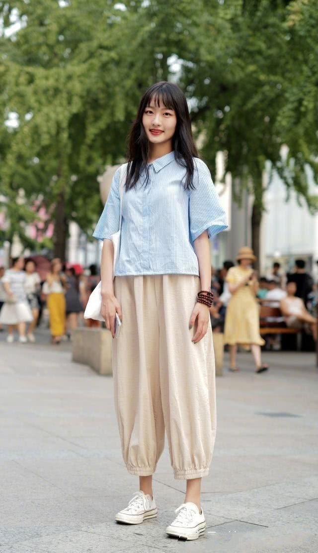 街拍美女身穿休闲装,彰显青春的活力,散发时尚淑女的气场