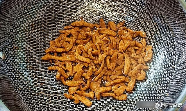 又到了吃大白菜的季节,把它和猪肉炒上一盘,鲜香味美开胃下饭