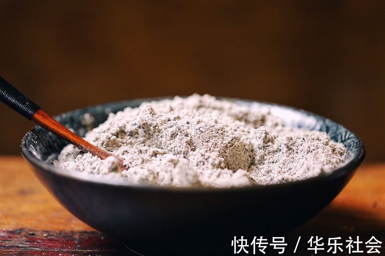 搅拌均匀|在家制作黑芝麻糊,味道香浓,营养健康