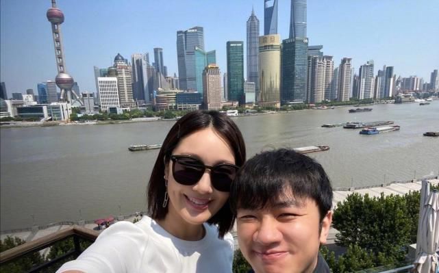 王祖蓝一家四口罕露面，女儿身高太优越，李亚男挺孕肚四肢纤细惹人羡