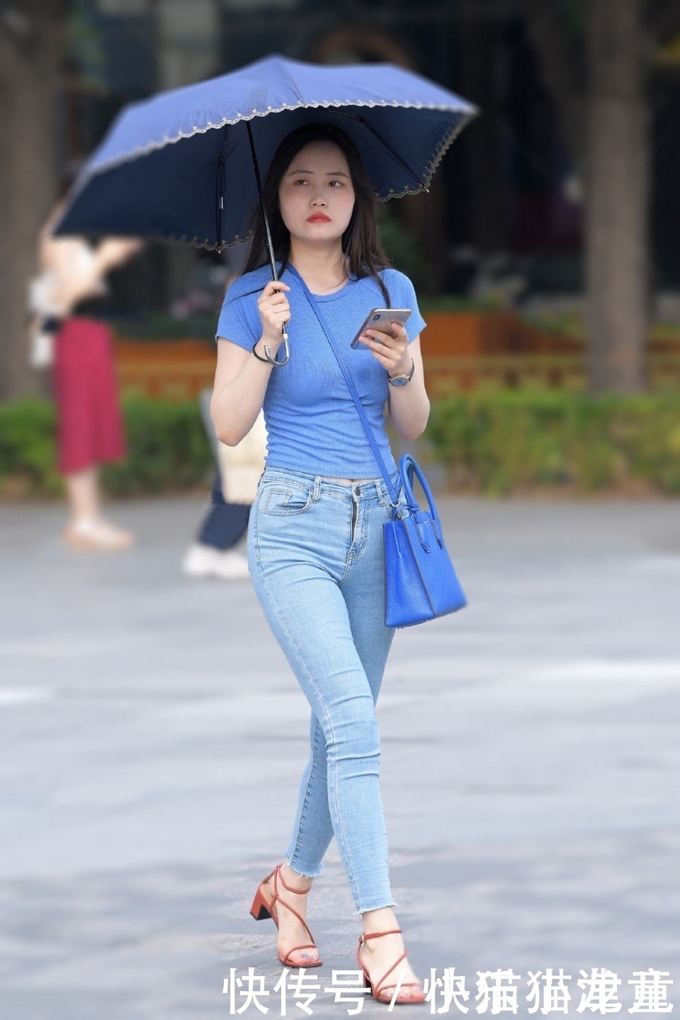 穿搭牛仔裤独特优雅,充满了美丽的曲线,特别迷人