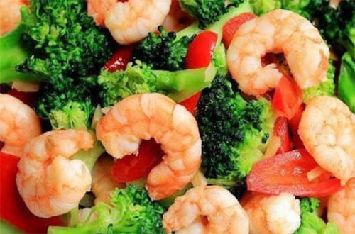 西兰花炒虾球|一周都是30度以上孩子坚持游泳晒屁股通红,多吃绿色菜,爽口消暑