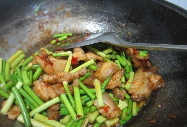  四溢|做回锅肉别傻傻只焯水！多加这一步，肉香四溢，一点都不腻