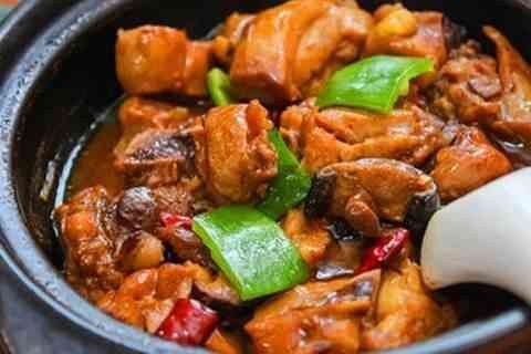 自己动手做黄焖鸡，鸡肉鲜嫩，汤汁浓郁，在家也能做出好味道