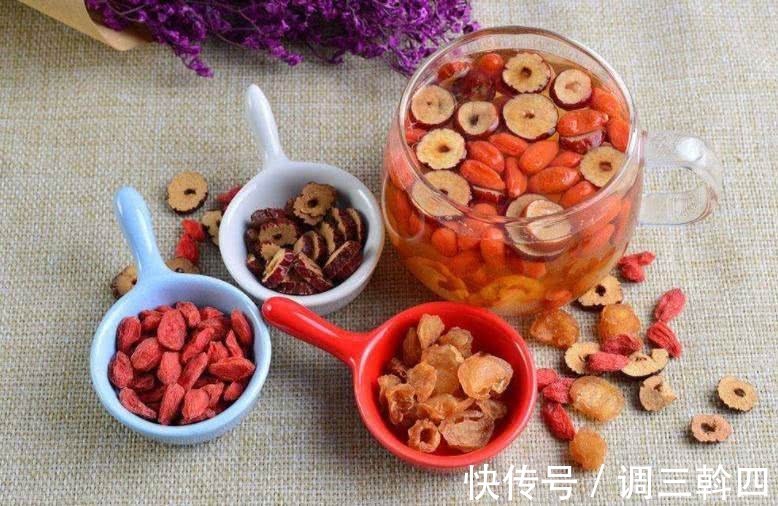 红枣枸杞|气血不足如何调理2种食物泡水喝，治失眠，改善手脚冰凉！