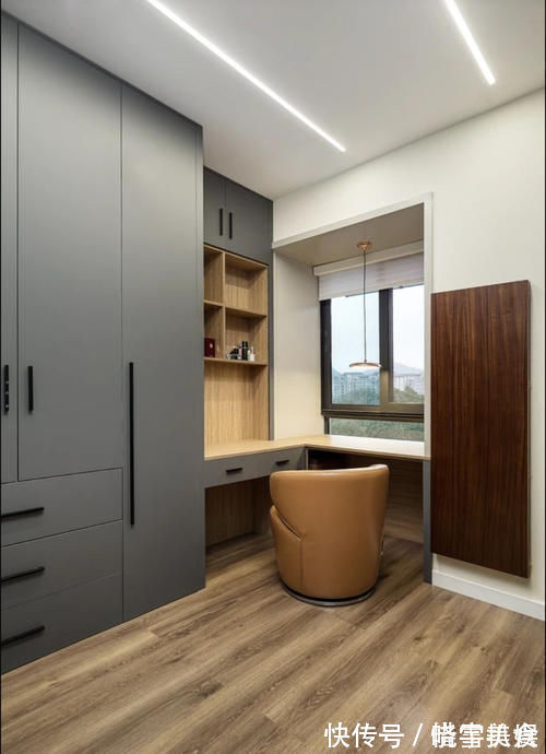 美观|卧室别再靠床头装书桌了,换个位置省空间又美观,早知我也这么装