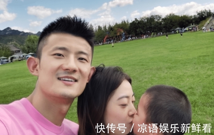 假期|恩爱!谌龙带妻子逛街:亲密搂肩头碰头,神仙眷侣,球迷催生二胎