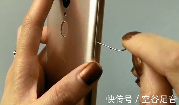 把回形针插在手机上,看到的都说聪明,解决了很多人都困扰的难题