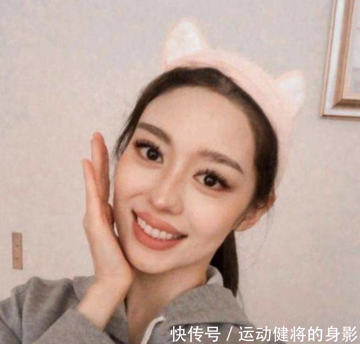 妆感|吉娜真是放开了!大方卸掉假睫毛,看到素颜真容,难怪妆感那么重