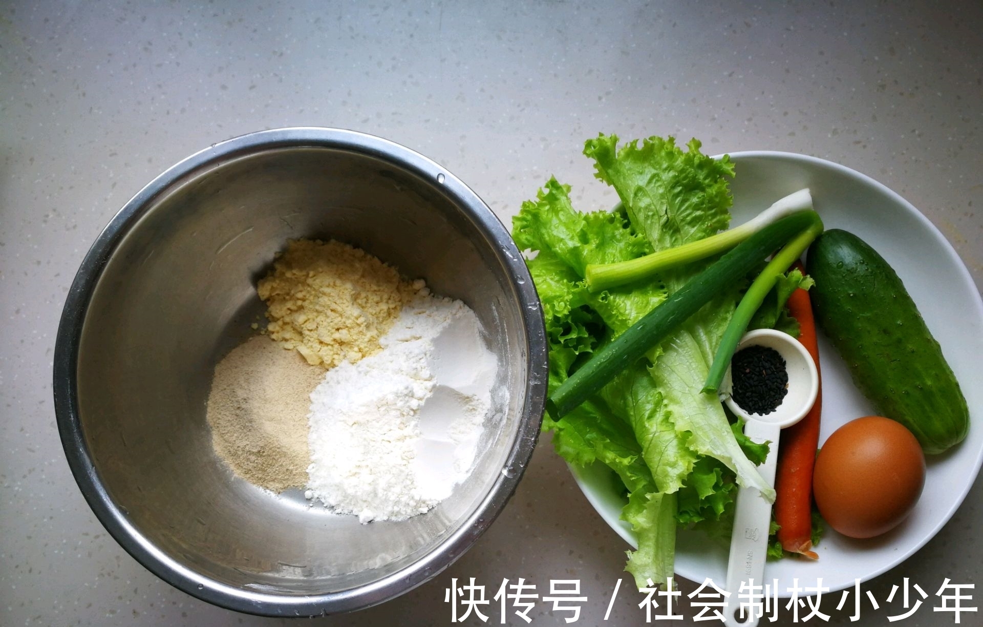 黑芝麻|早餐在家做鸡蛋煎饼，又薄又软，想吃什么加什么，方便快捷