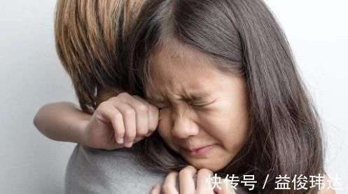 孩子|“爸爸有人摸我”,当孩子说出这句话时,看看三种爸爸的不同反应