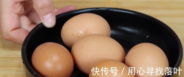 鸡蛋吃了30年,这做法头一次见,倒入滚烫油锅,瞬间变美味,真香!