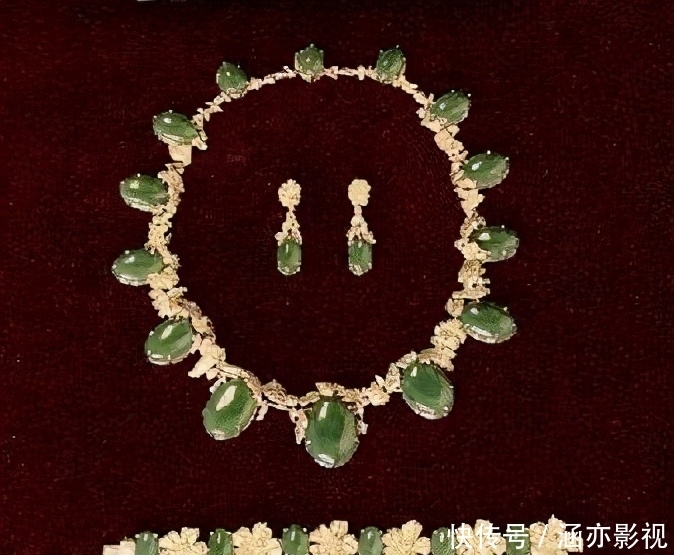 英女王这套玉首饰蛮好看的，但有50多年没戴过了，好可惜