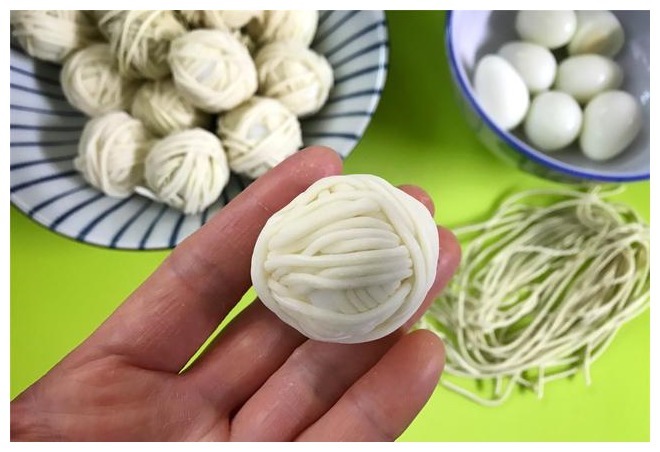 鹌鹑蛋这做法火了,加一把面条,酥脆开胃,比糖醋排骨还好吃