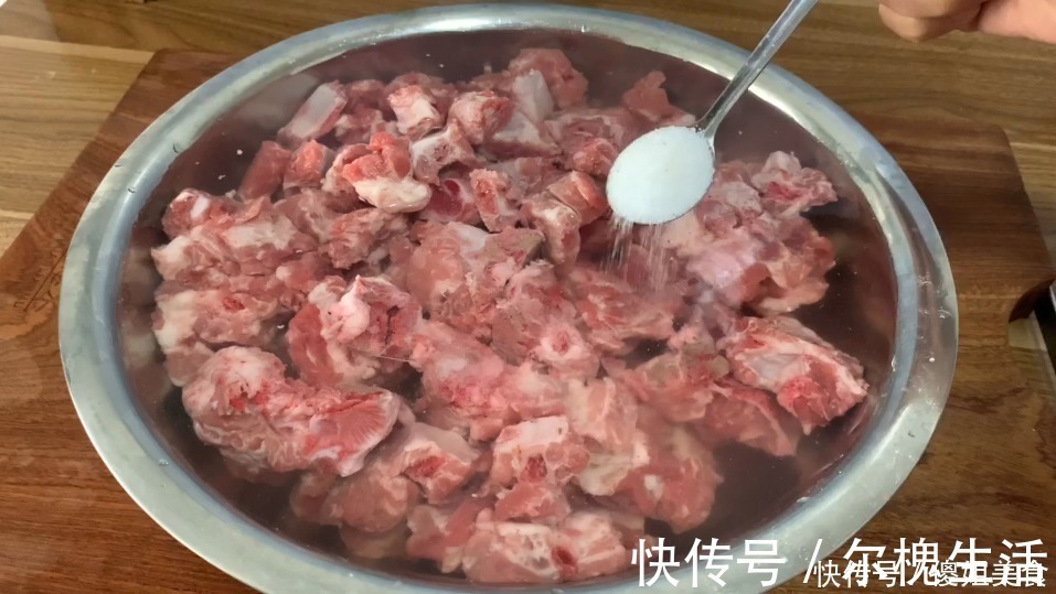 排骨|炖排骨时,有人先焯水,有人直接炖,全都不对,大厨:教正确做法