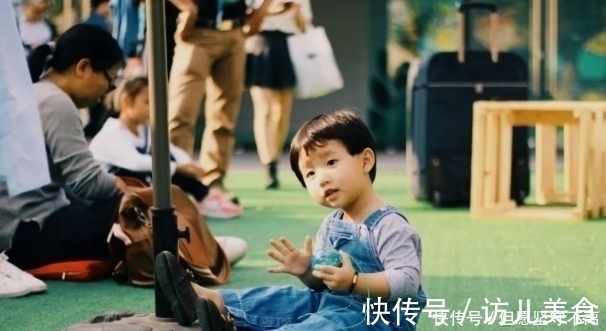 嗯哼|晚一年上学，对孩子是爱还是害尤其是男孩，这件事越早知道越好