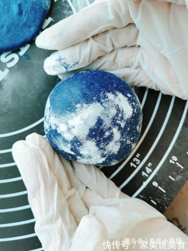 超级好看的星空雪媚娘做法自己在家就能做，软糯香甜，美味点心