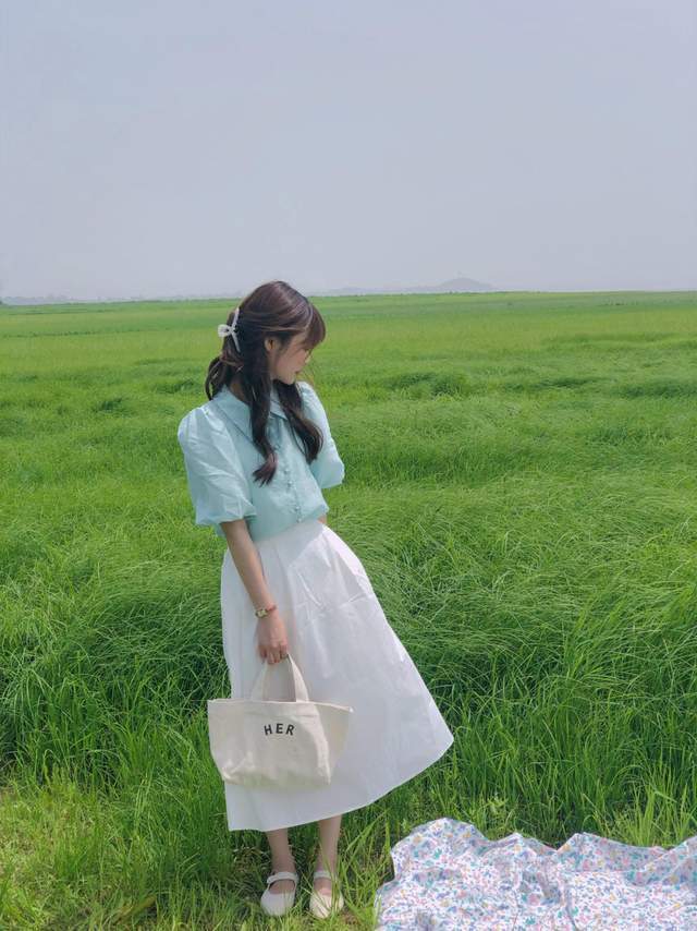 秋天|秋天裙装怎么穿好看?短袖上衣配半身裙简约高级,提升气质又显白