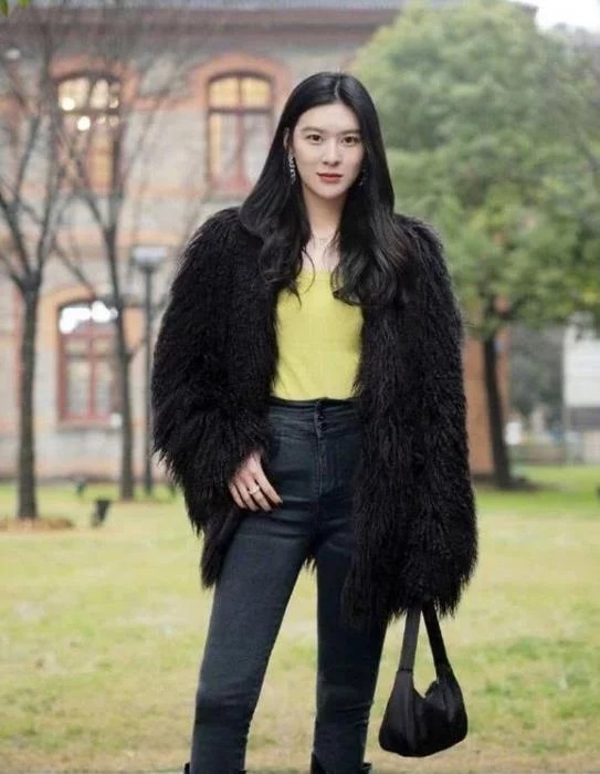 街拍:小姐姐身穿红色无袖上衣,搭配白色的长裤,造型很时尚